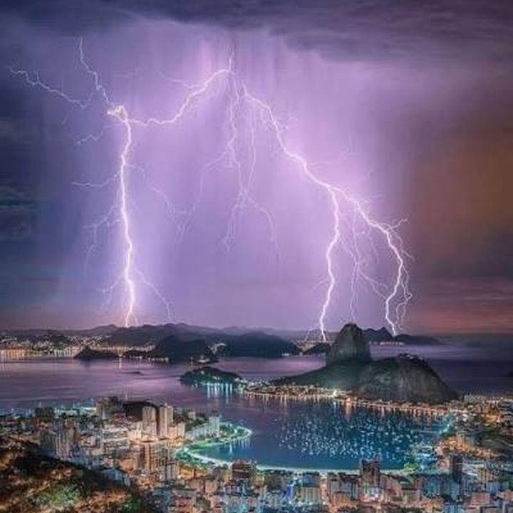 Relâmpagos sobre o Rio de Janeiro durante a chegada de uma frente fria.