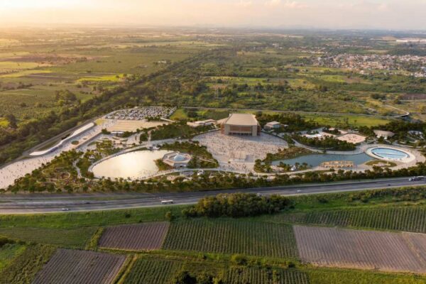 Renderização do Parque Terra Prometida em Santa Cruz, projeto com área verde, lagoas e edifícios.