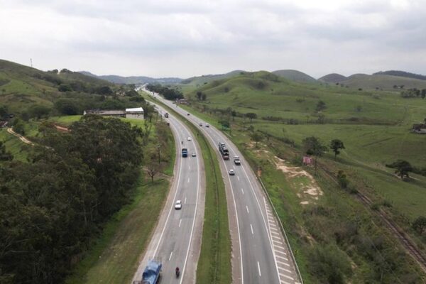 Rodovia BR-101 com obras de modernização no Rio de Janeiro, com veículos e paisagem verde.