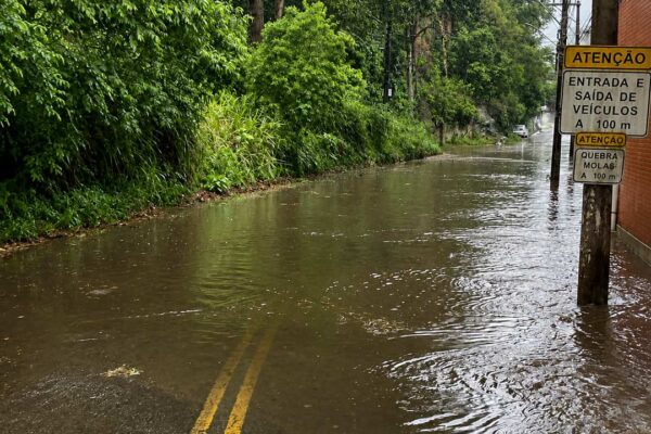 Rua alagada em Nova Friburgo após forte temporal.