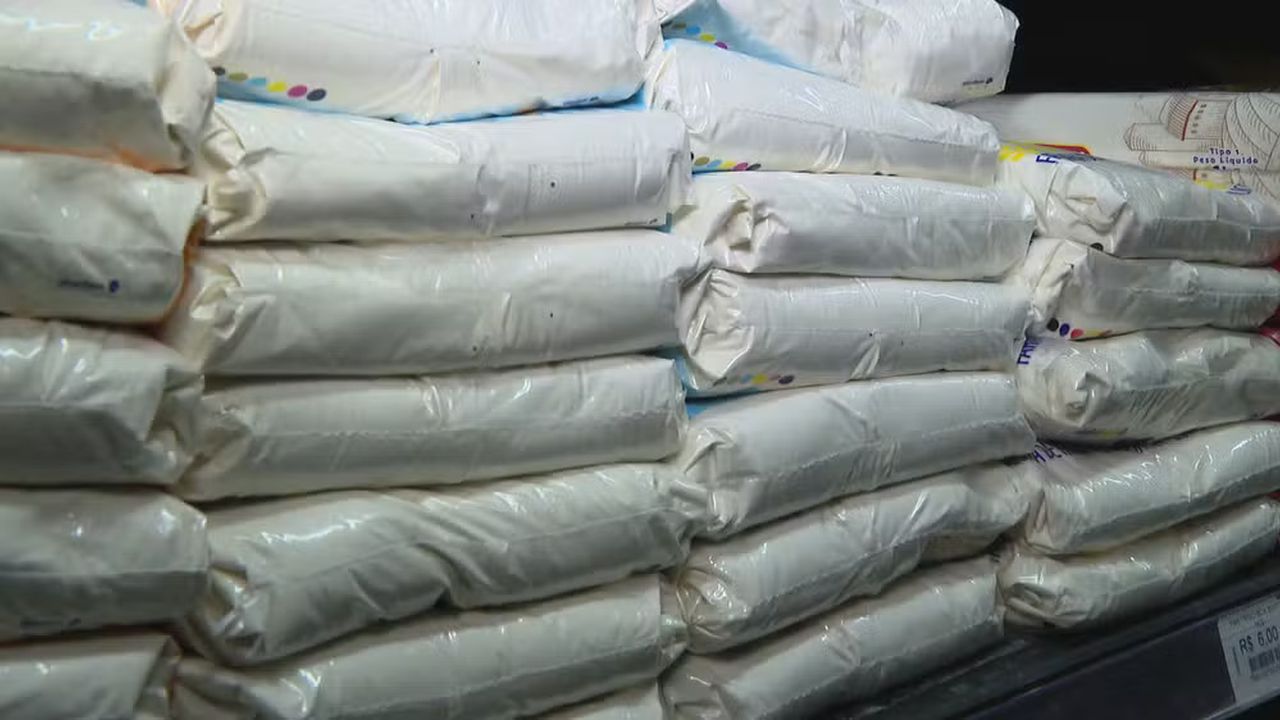Sacos de farinha empilhados em um supermercado.