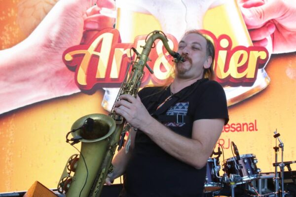 Saxofonista tocando em festival de cerveja artesanal em Nova Friburgo