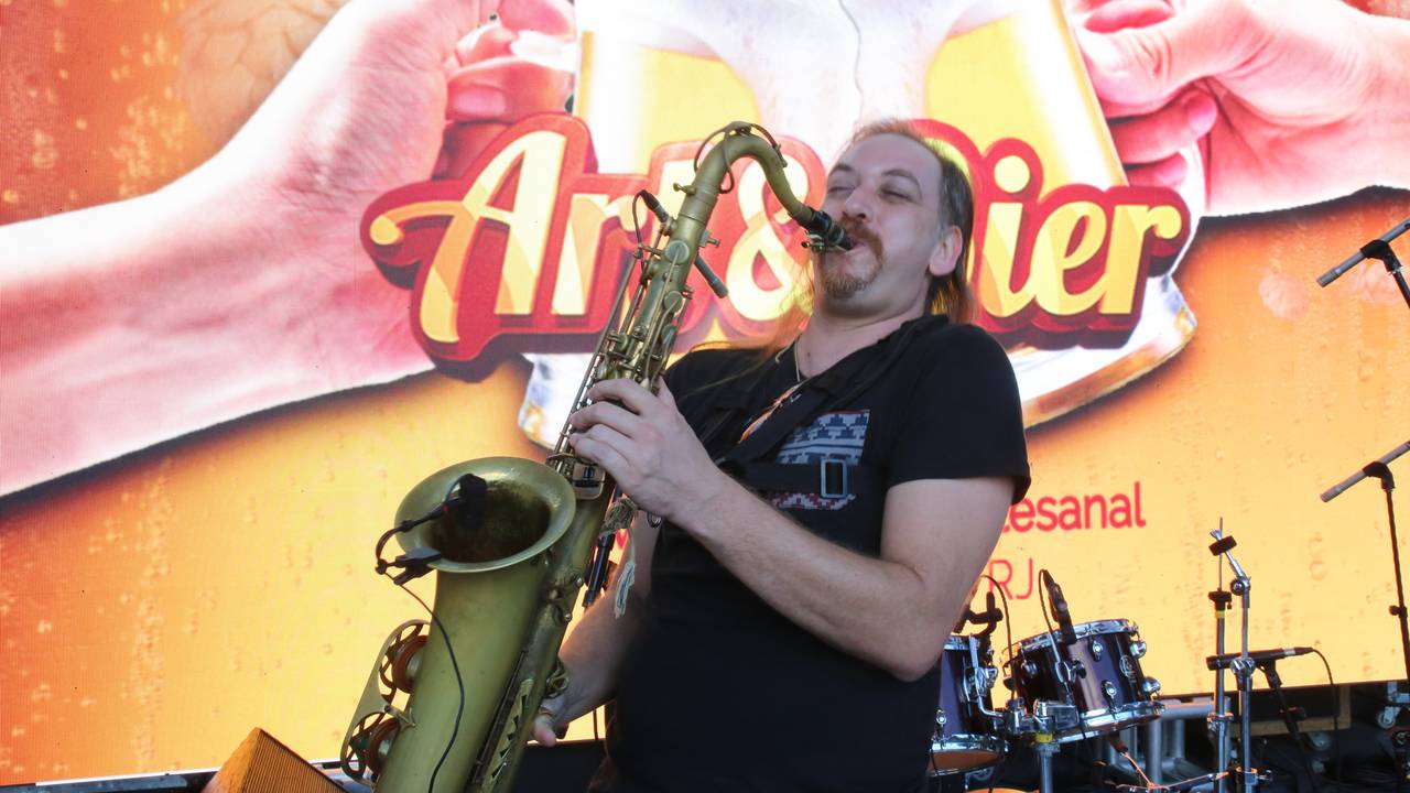 Saxofonista tocando em festival de cerveja artesanal em Nova Friburgo