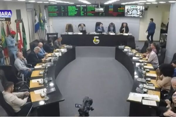 Sessão na Câmara de Vereadores de Nova Friburgo, com vereadores e autoridades presentes.