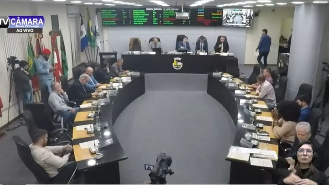 Sessão na Câmara de Vereadores de Nova Friburgo, com vereadores e autoridades presentes.