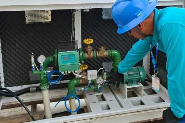 Técnico verifica equipamento de abastecimento de água.