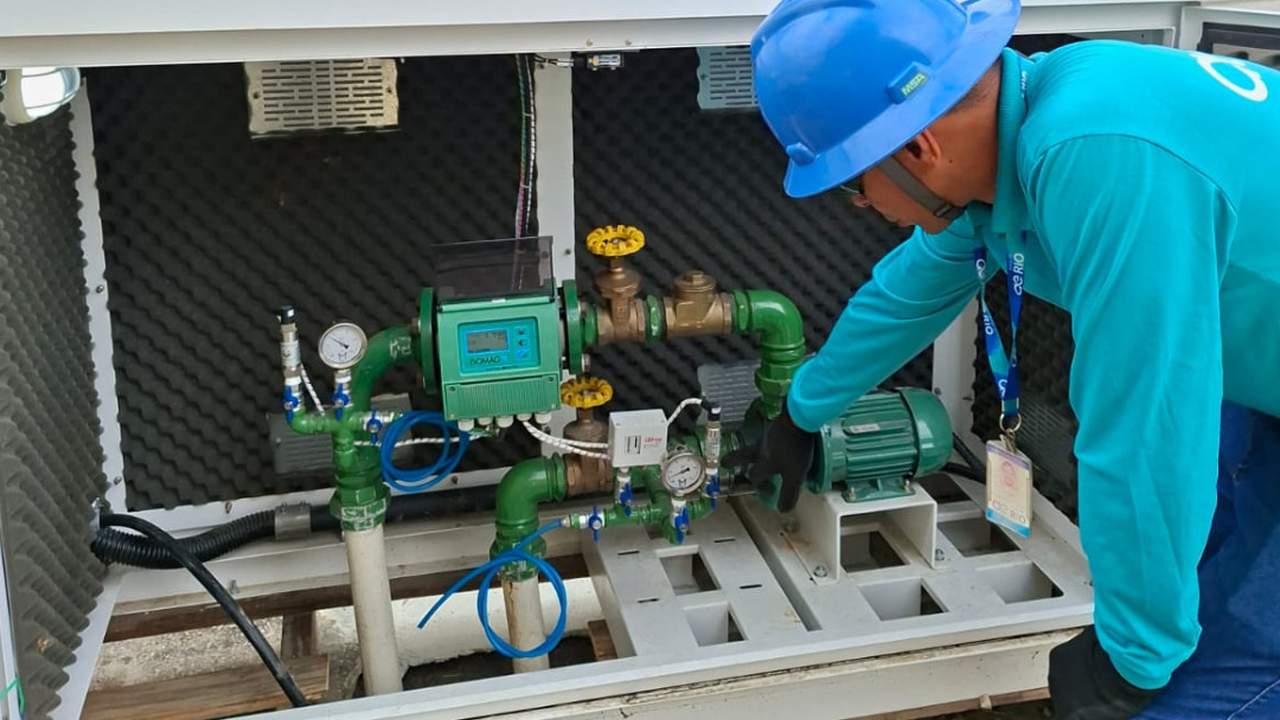 Técnico verifica equipamento de abastecimento de água.