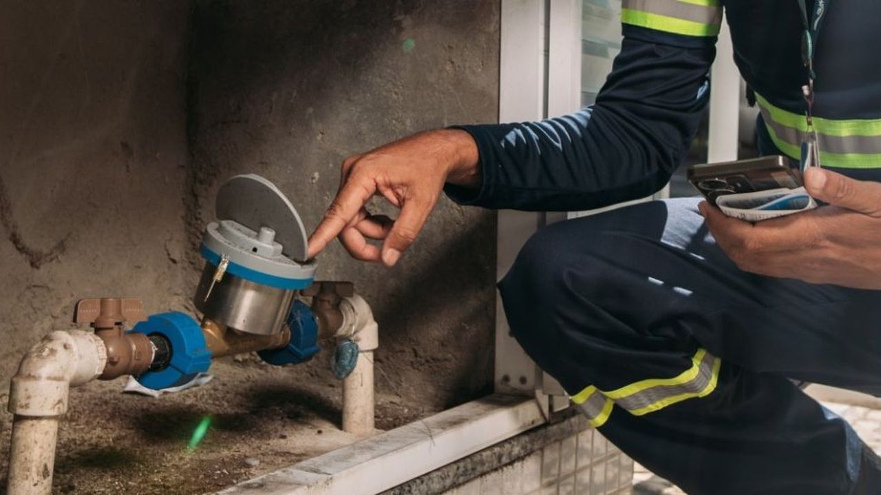 Técnico verifica hidrômetro em meio a cortes de água no Rio de Janeiro