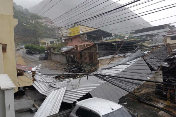 Temporal destrói telhado e fiação em Nova Friburgo, RJ. Rua danificada.