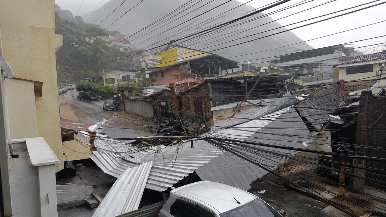 Temporal destrói telhado e fiação em Nova Friburgo, RJ. Rua danificada.