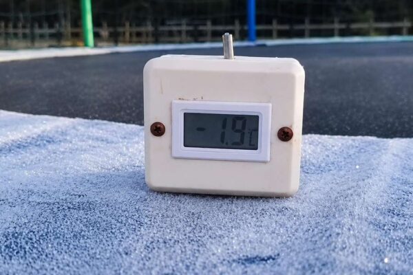 Termômetro digital mostrando -1.9°C sobre superfície com geada, em um dia frio de outono no Rio de Janeiro.