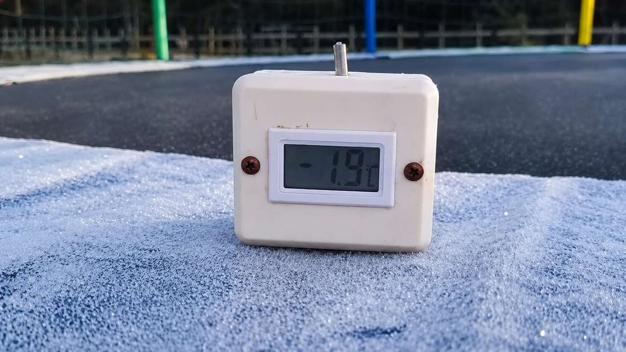 Termômetro digital mostrando -1.9°C sobre superfície com geada, em um dia frio de outono no Rio de Janeiro.