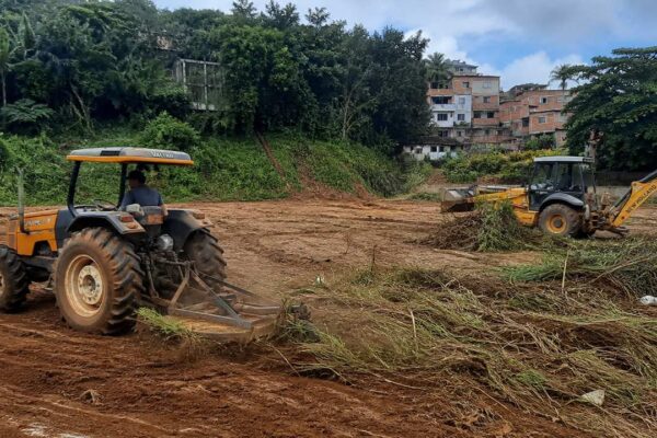 Tratores em obras em Nova Friburgo, Brasil. Obra em posto de saúde em andamento.