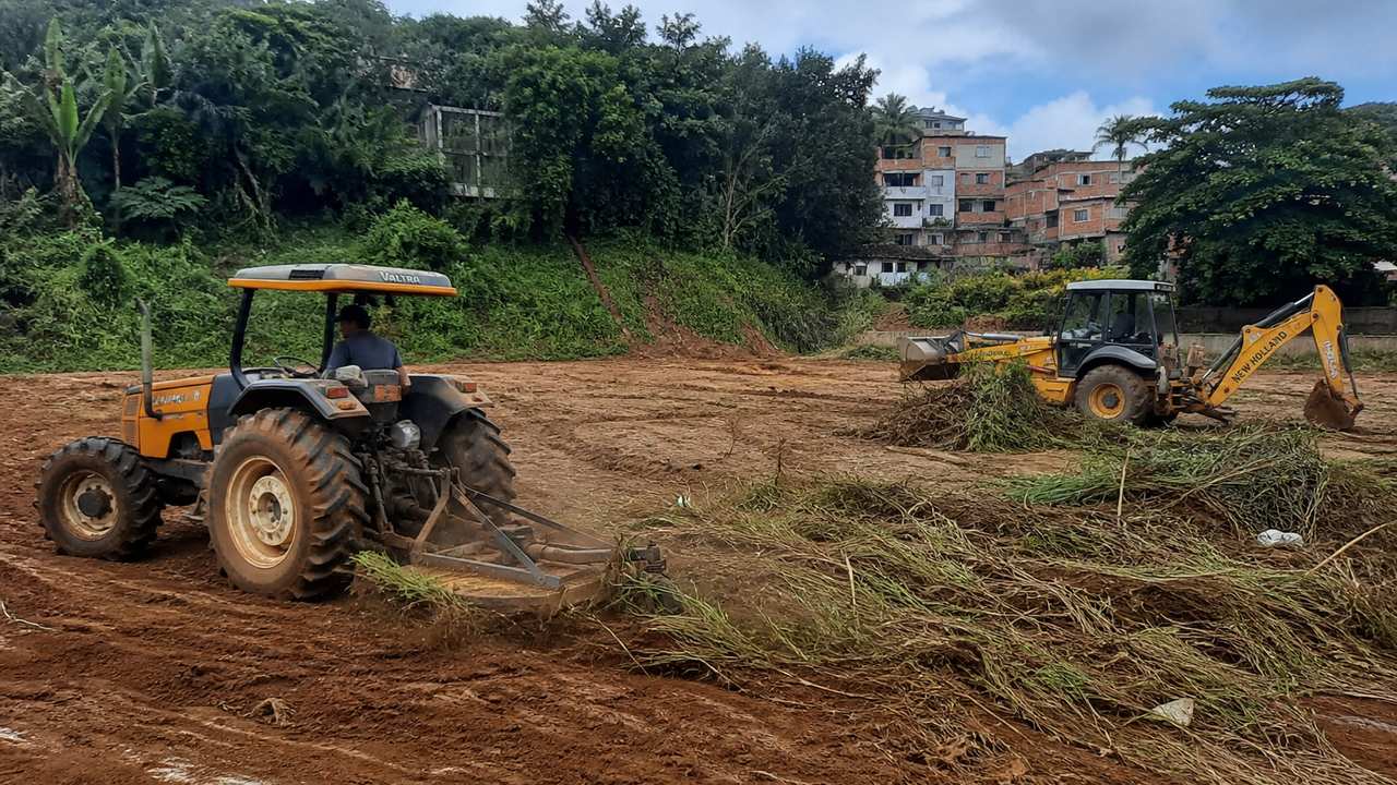 Tratores em obras em Nova Friburgo, Brasil. Obra em posto de saúde em andamento.
