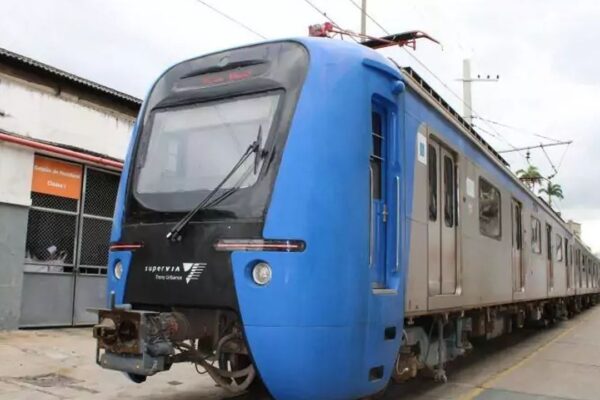 Trem da SuperVia azul e prata em estação.