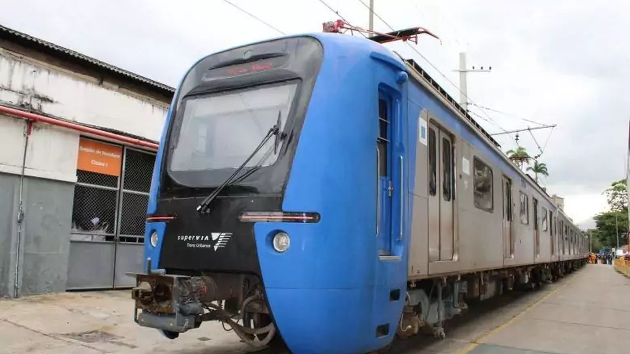 Trem da SuperVia azul e prata em estação.