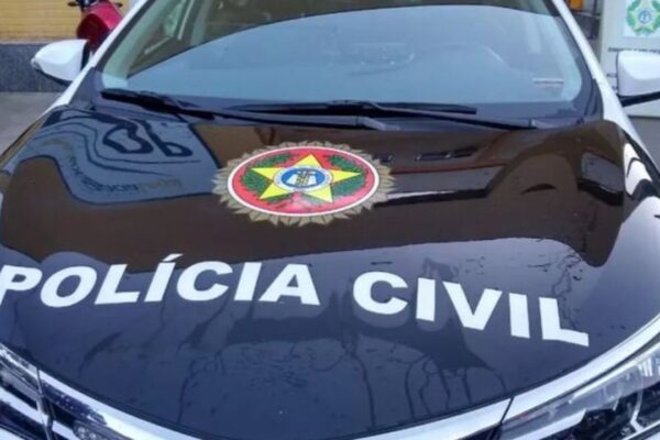 Veículo da Polícia Civil, com o distintivo da corporação em destaque no capô.