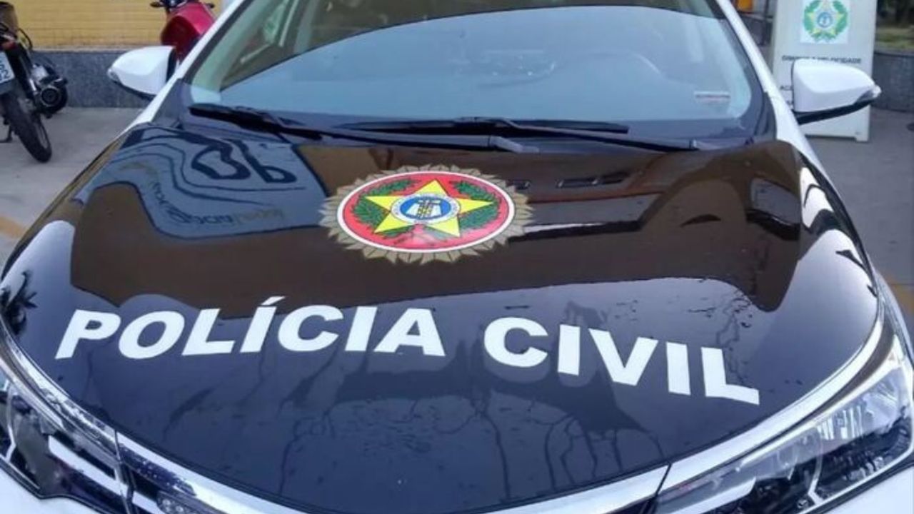Veículo da Polícia Civil, com o distintivo da corporação em destaque no capô.