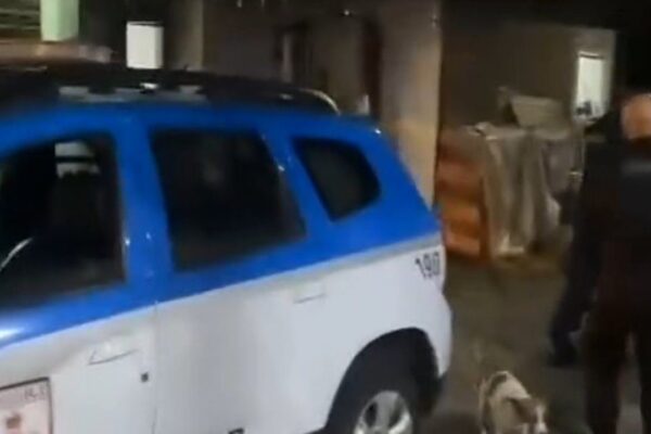 Veículo da Polícia Militar em operação em Cachoeiras de Macacu.