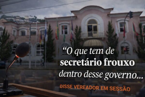 Vereador em sessão com microfone em frente à Câmara de Nova Friburgo, mencionando "secretário frouxo".
