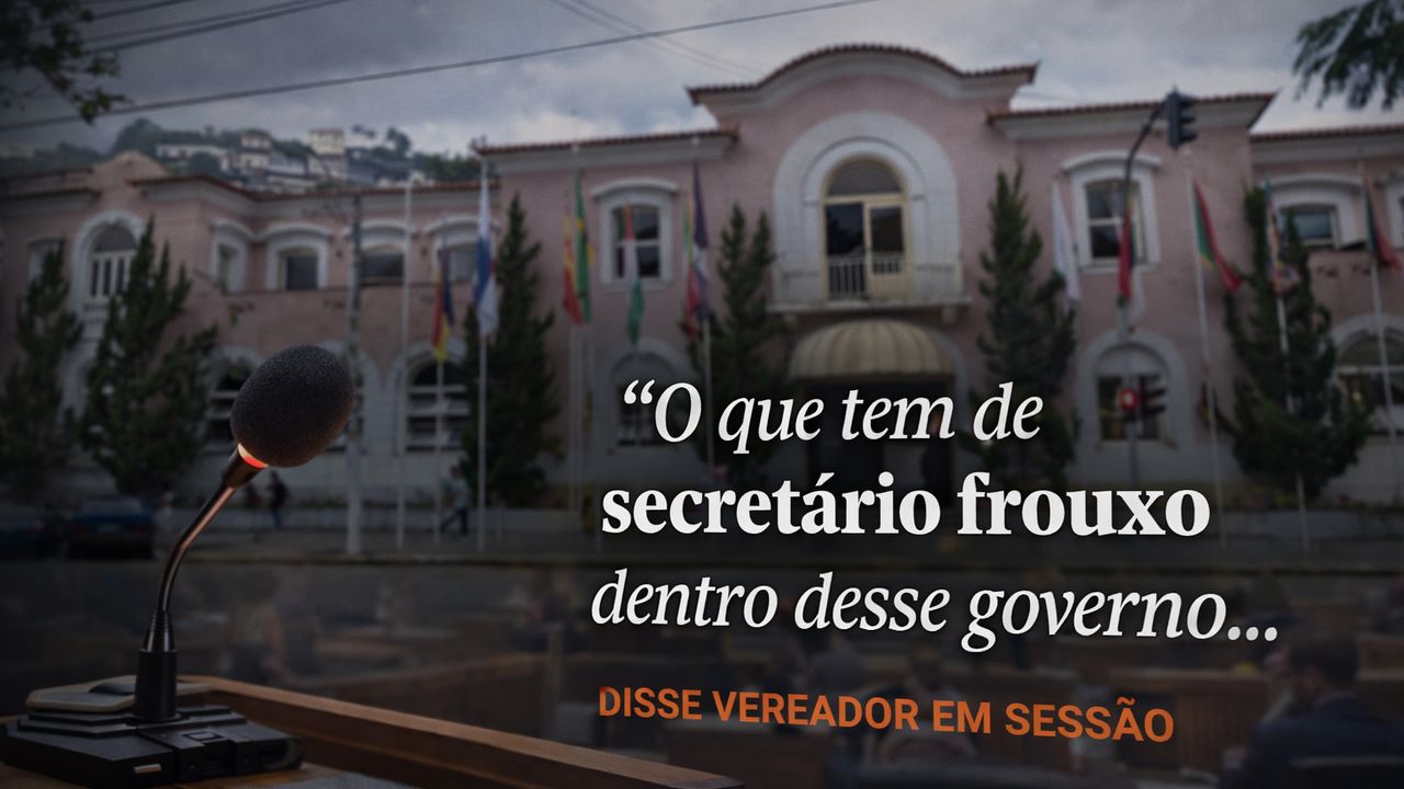 Vereador em sessão com microfone em frente à Câmara de Nova Friburgo, mencionando "secretário frouxo".