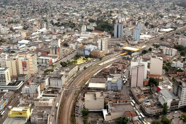 Vista aérea da cidade de Nova Friburgo, Rio de Janeiro, com prédios e ferrovias.