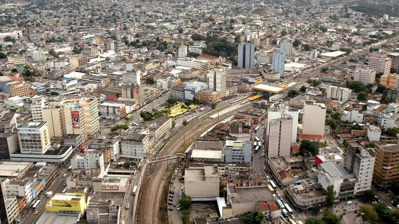 Vista aérea da cidade de Nova Friburgo, Rio de Janeiro, com prédios e ferrovias.