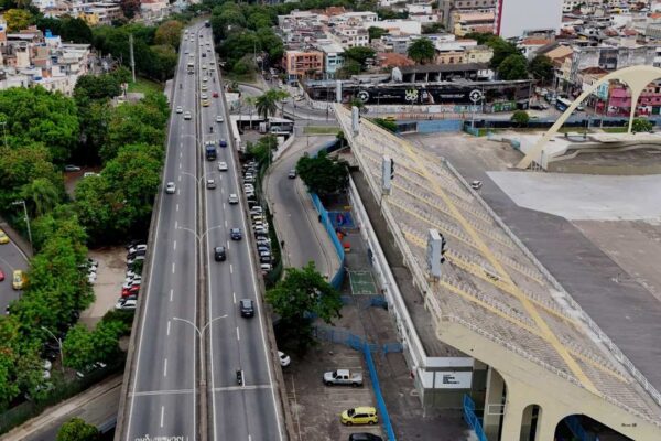 Vista aérea da região da Praça Onze, Rio de Janeiro, com vias expressas e estruturas urbanas.