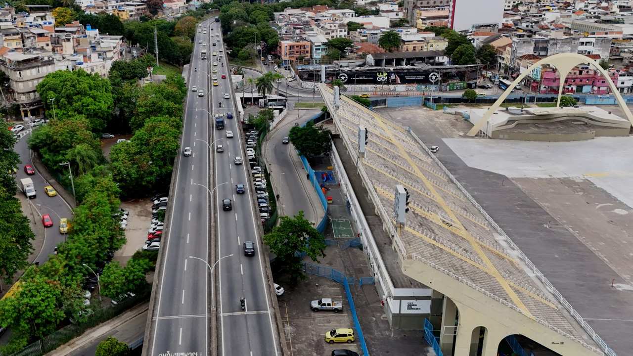 Vista aérea da região da Praça Onze, Rio de Janeiro, com vias expressas e estruturas urbanas.