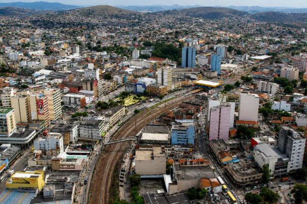 Vista aérea de Duque de Caxias, com prédios e infraestrutura urbana.