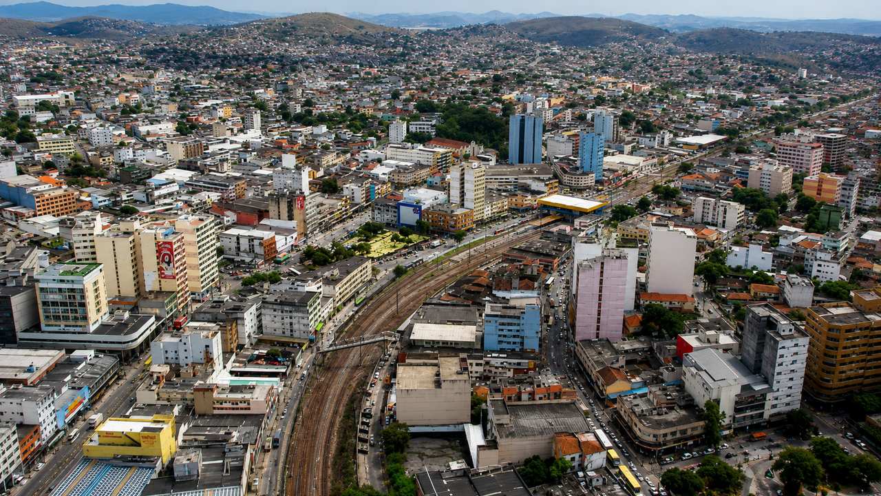 Vista aérea de Duque de Caxias, com prédios e infraestrutura urbana.