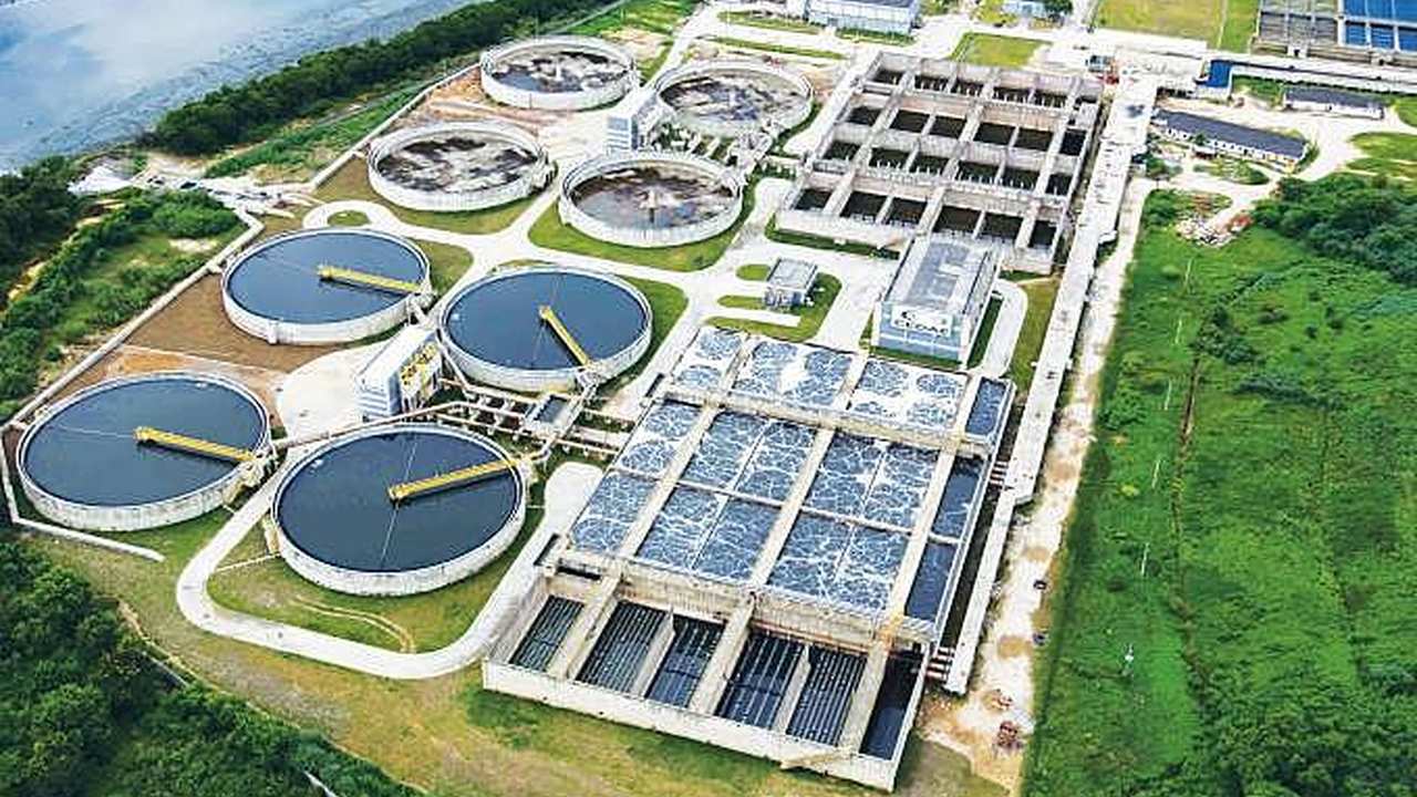 Vista aérea de uma estação de tratamento de água, mostrando tanques e estruturas.