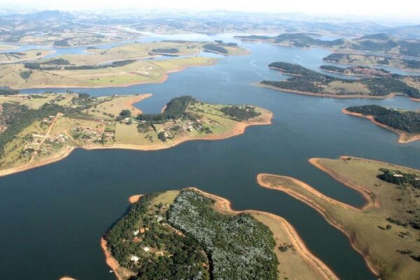Vista aérea do Sistema Cantareira, com água e vegetação.