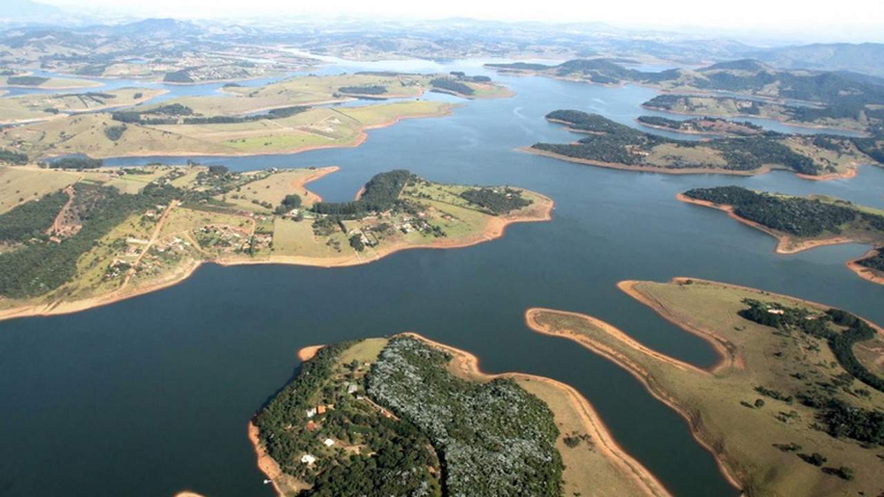 Vista aérea do Sistema Cantareira, com água e vegetação.