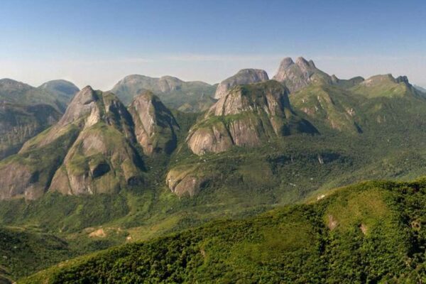 Vista panorâmica do Parque Estadual dos Três Picos com montanhas e vegetação exuberante.
