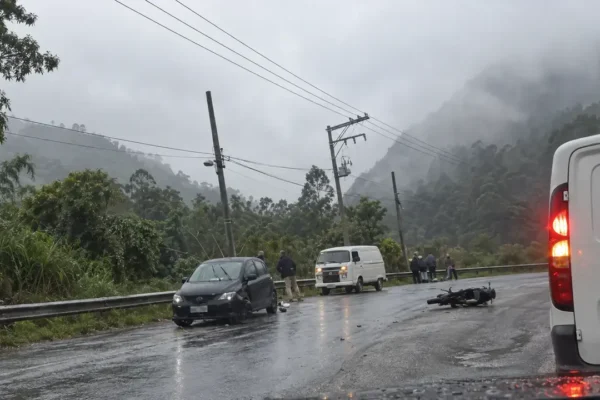 Acidente entre carro e motocicleta deixa homem ferido na RJ-130