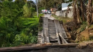 Ponte de madeira danificada compromete acesso em Campo do Coelho