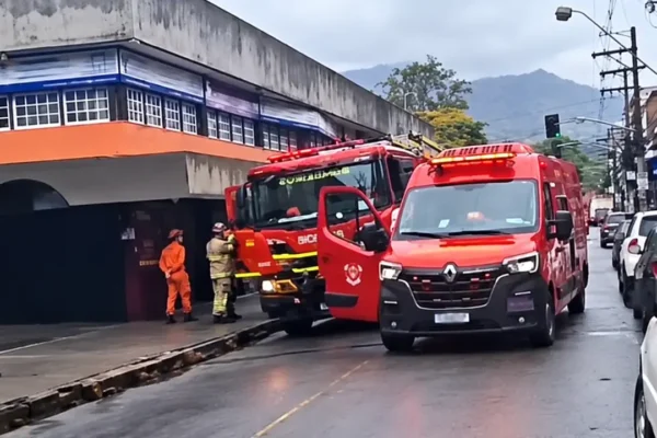 Equipe do Corpo de Bombeiros atende ocorrência em Olaria, Nova Friburgo.