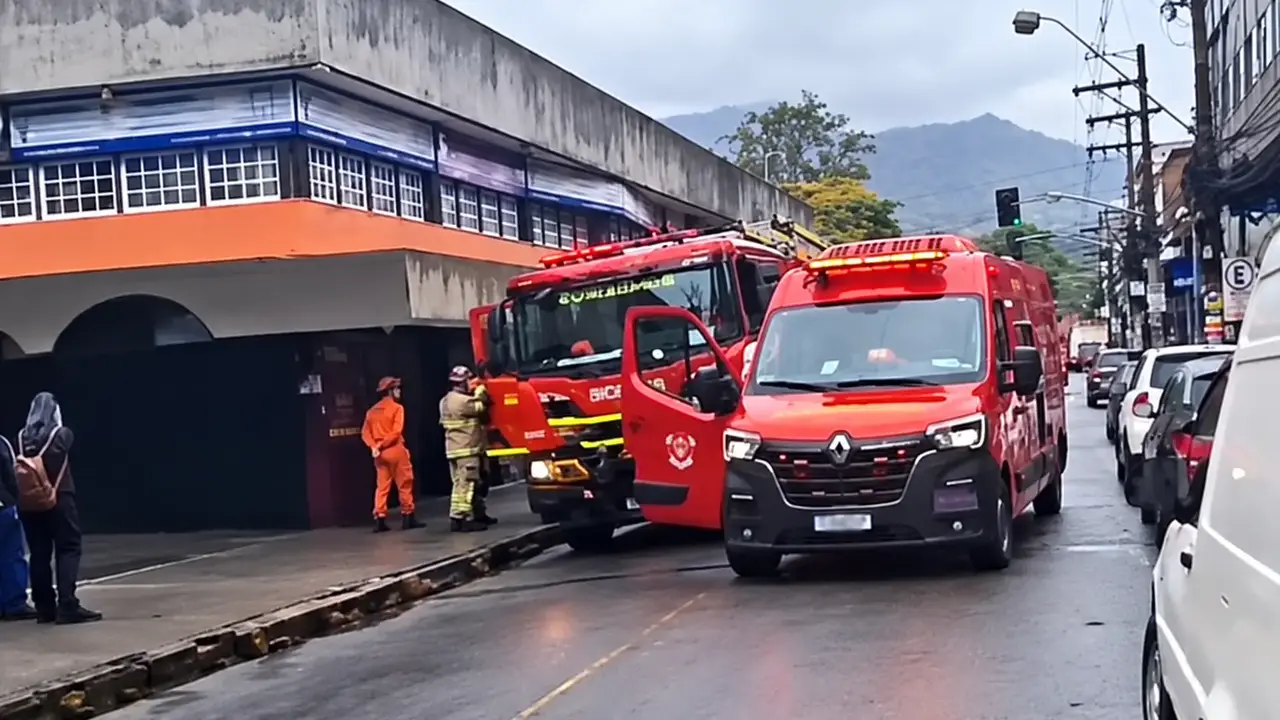 Equipe do Corpo de Bombeiros atende ocorrência em Olaria, Nova Friburgo.