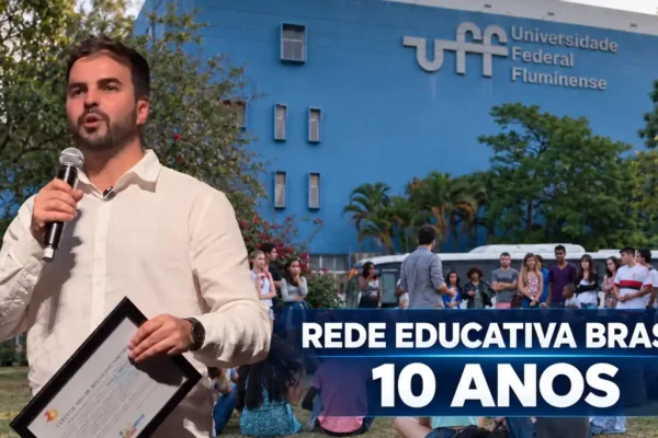 Montagem com Marcos Marins segurando um microfone em destaque, diante de imagem da Universidade Federal Fluminense, com o texto “Rede Educativa Brasil — 10 anos”.