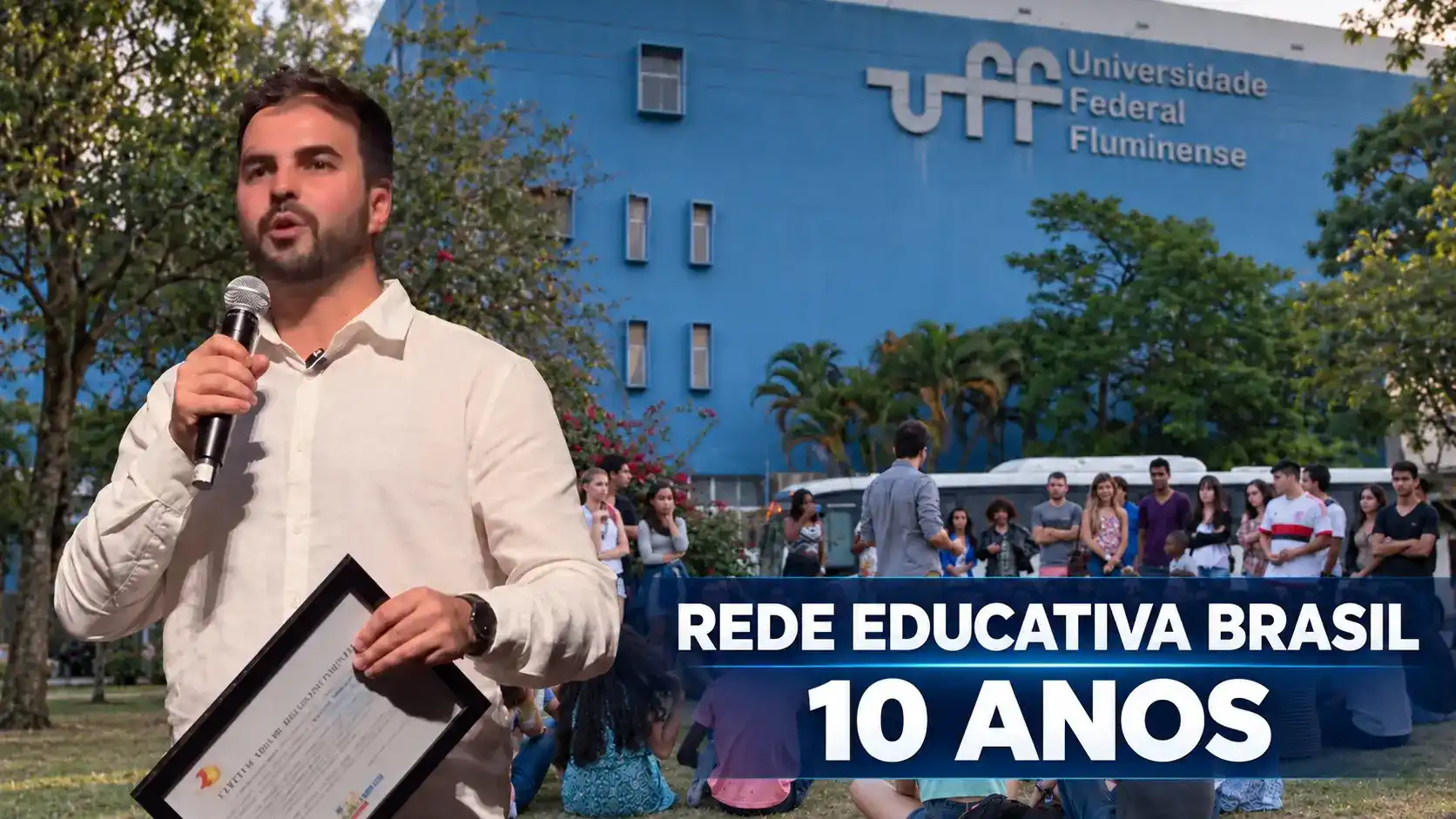 Montagem com Marcos Marins segurando um microfone em destaque, diante de imagem da Universidade Federal Fluminense, com o texto “Rede Educativa Brasil — 10 anos”.