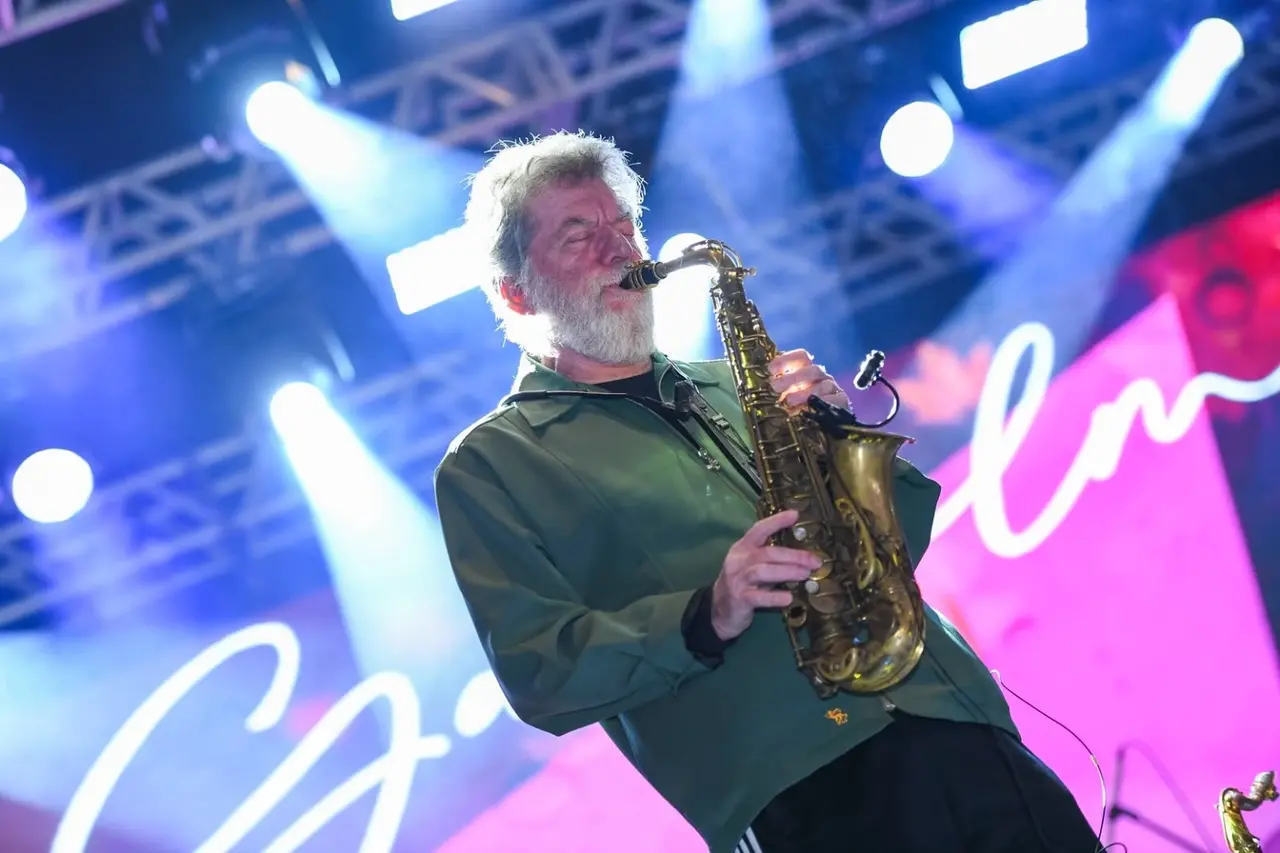 Saxofonista se apresenta no palco do Fri Jazz & Blues 2026 em Nova Friburgo