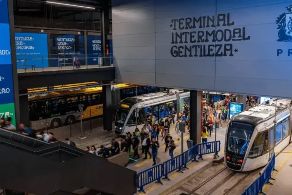 Trem urbano circula durante operação especial no Rio de Janeiro