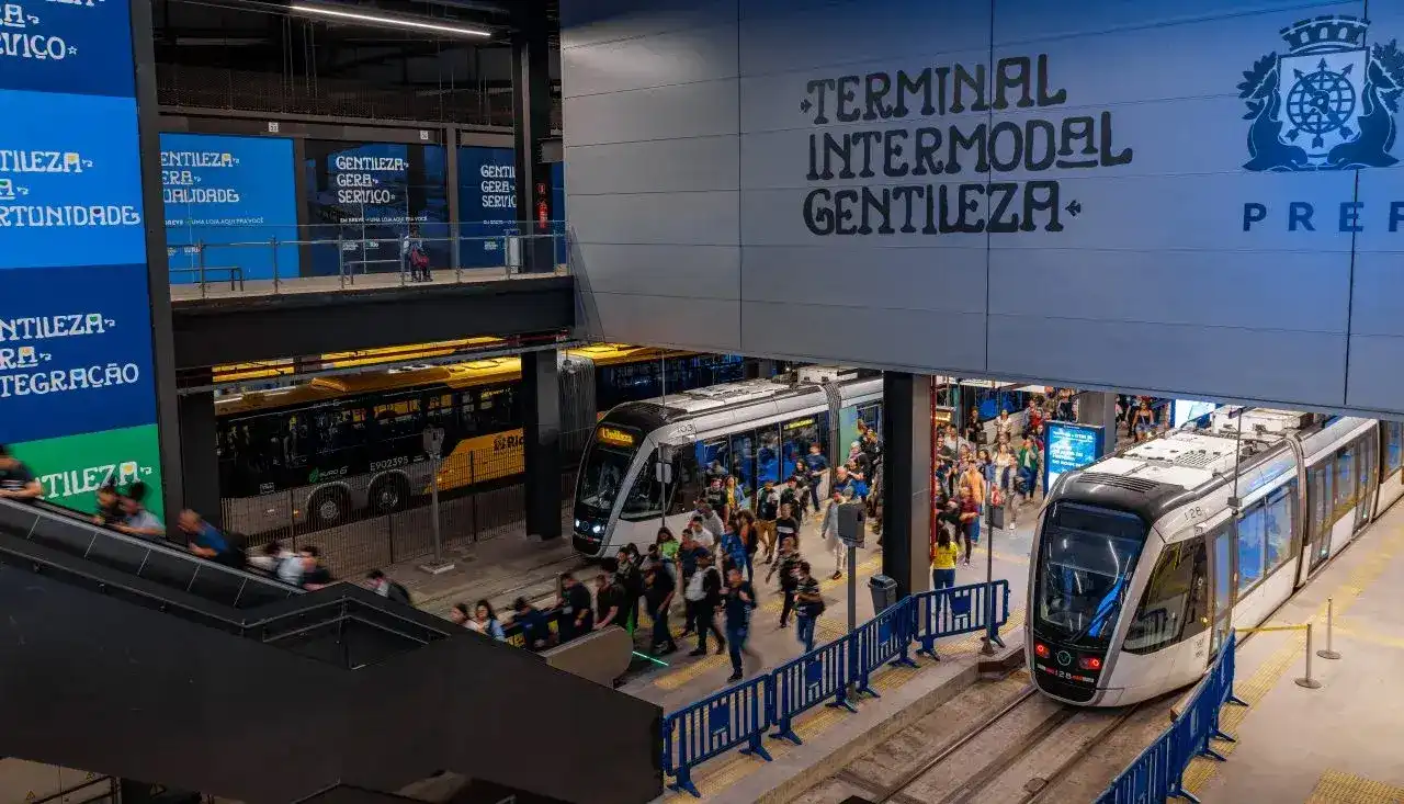 Trem urbano circula durante operação especial no Rio de Janeiro