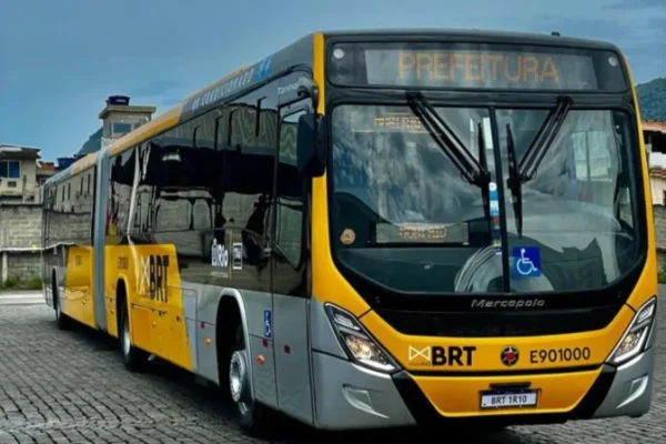 Ônibus rodoviário no Terminal BRT Metropolitano, em Irajá