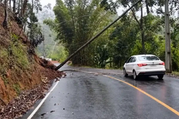 Queda de barreira, poste tombado e fiação sobre trecho da Estrada da Granja Spinelli durante a chuva