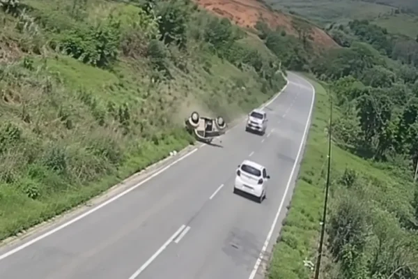 Fusca envolvido em capotamento após motorista tentar desviar de buraco na RJ-148