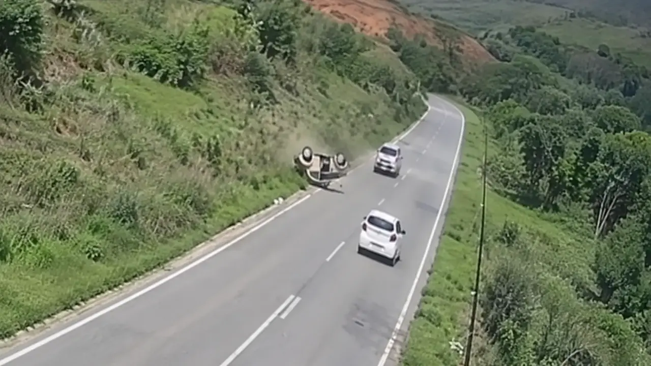 Fusca envolvido em capotamento após motorista tentar desviar de buraco na RJ-148