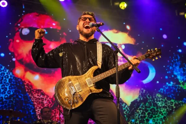 Guitarrista se apresenta durante festival de jazz e blues
