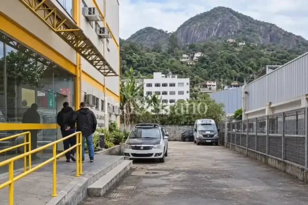 Suspeito chega algemado à DEAM de Nova Friburgo após prisão preventiva